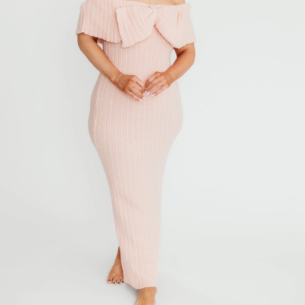 Elegant Pink Off-Shoulder Maxi Dress - Picture 2 of 3